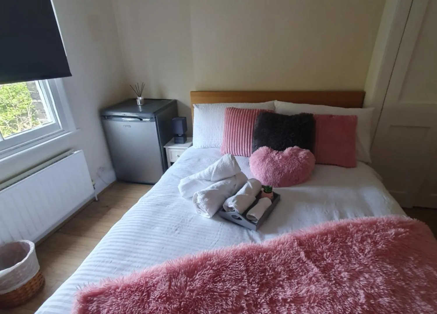 Guest house Comfy Bedroom D London